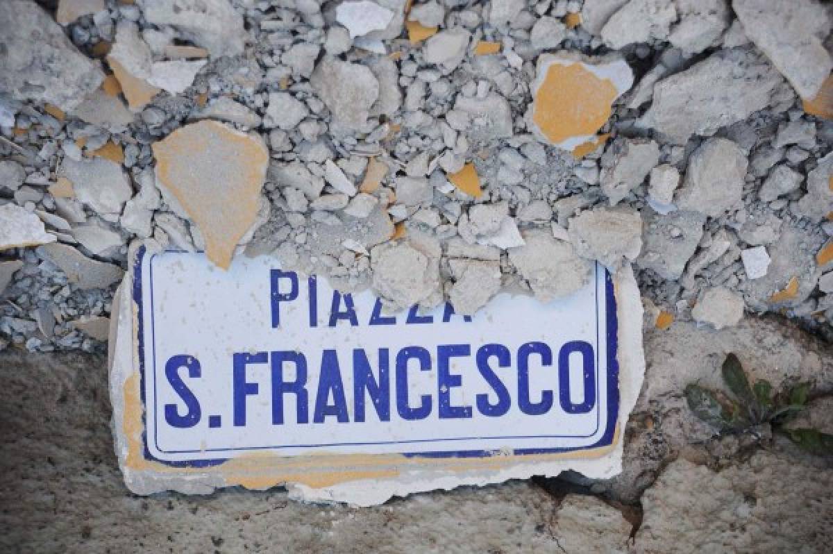 Decenas de muertos por sismo devastador en centro de Italia