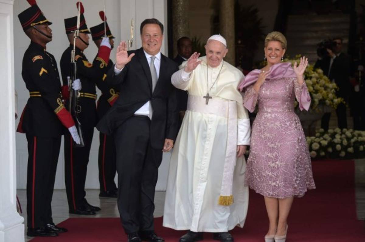 Juan Carlos Varela, presidente de Panamá, y su esposa Lorena Castillo recibieron al papa Francisco en la capital canalera. (AFP)