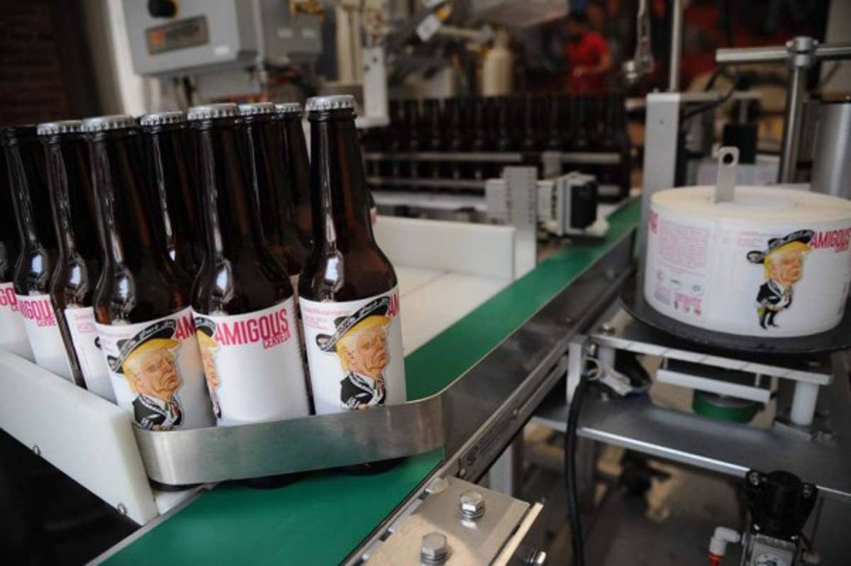 La intención de los cerveceros es demostrarle a Trump que el muro fronterizo que pretende levantar no impedirá que los dos países sigan produciendo en conjunto la popular bebida. Foto AFP