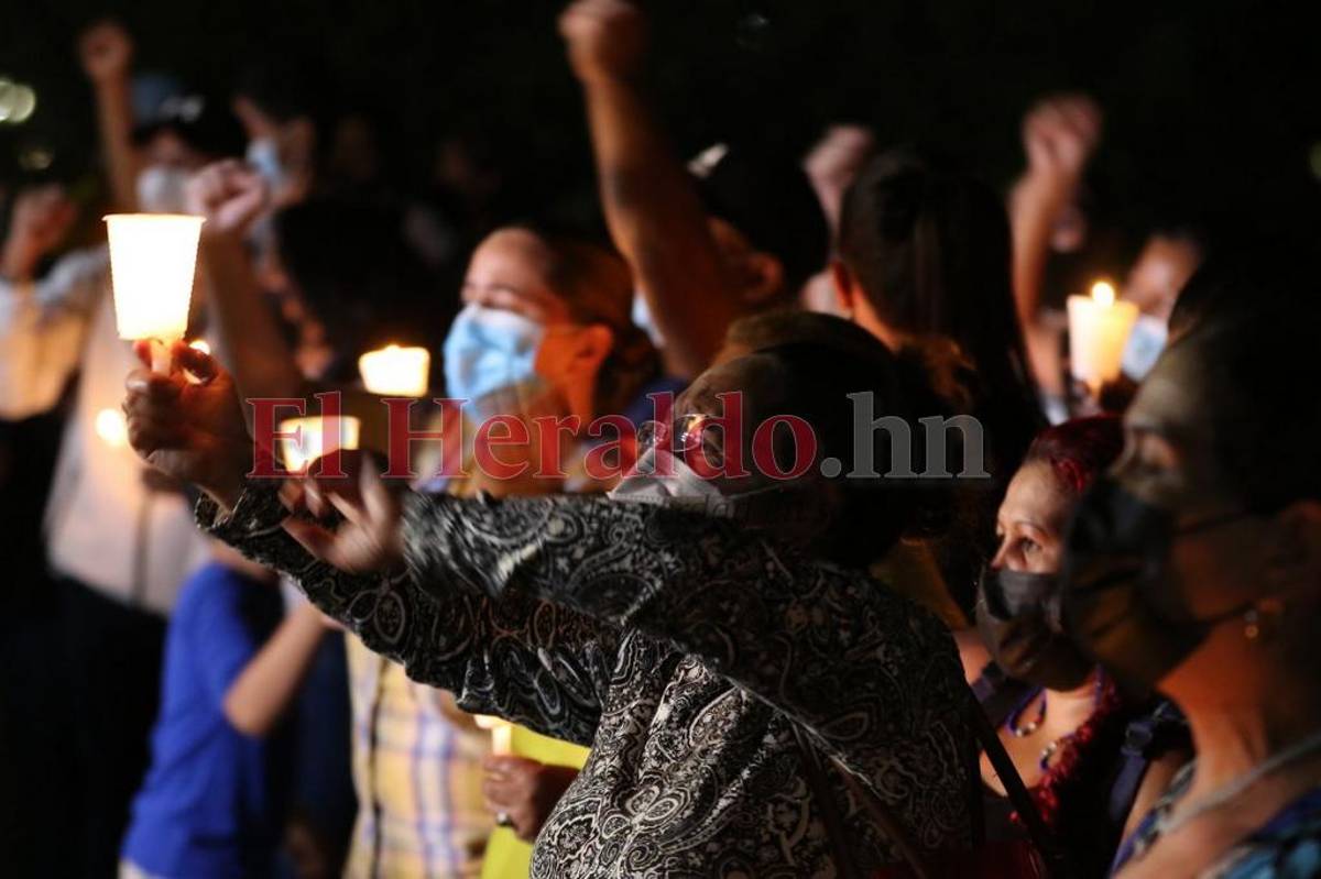 Algunos llevaron velas.