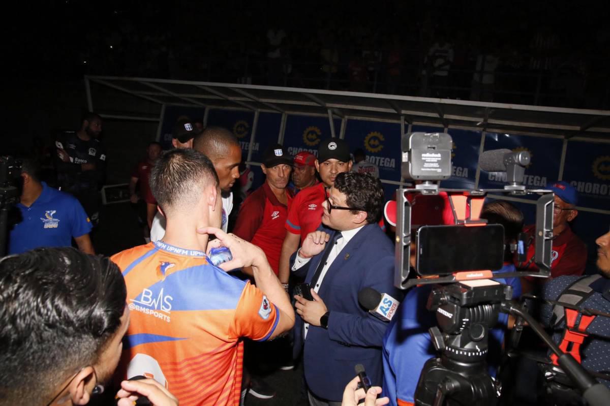 Y agregó molesto: “En todos lados hay luz, menos en la cancha”. Foto: Marvin Salgado