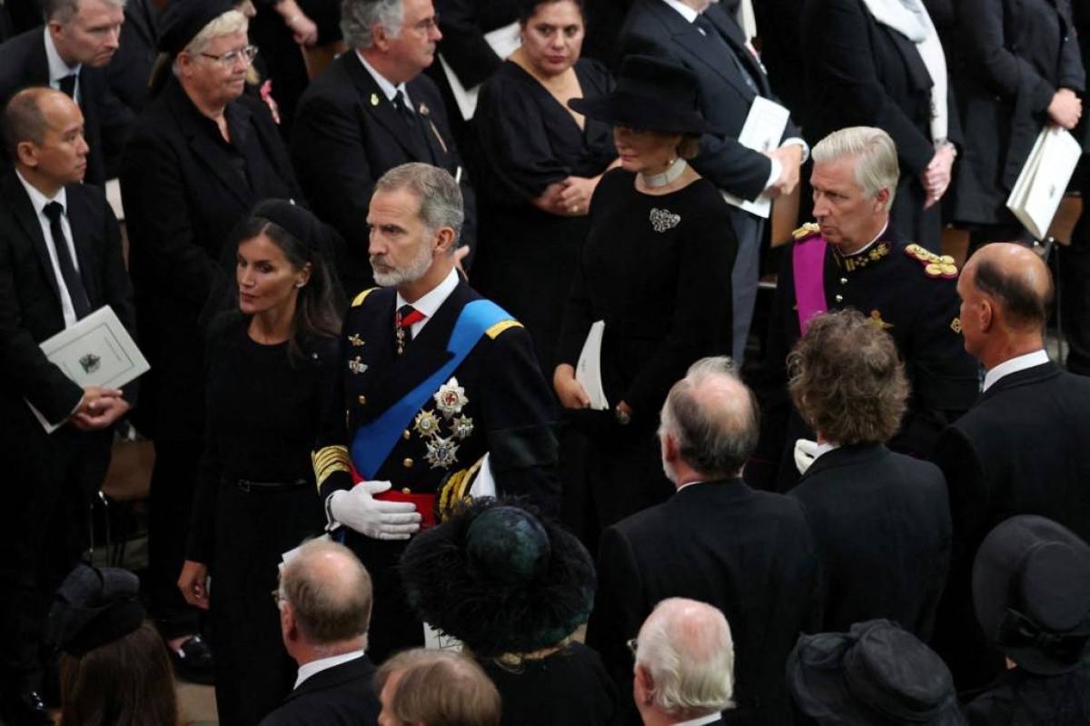 Funeral de Isabel II brinda acercamiento público entre Felipe VI y Juan Carlos