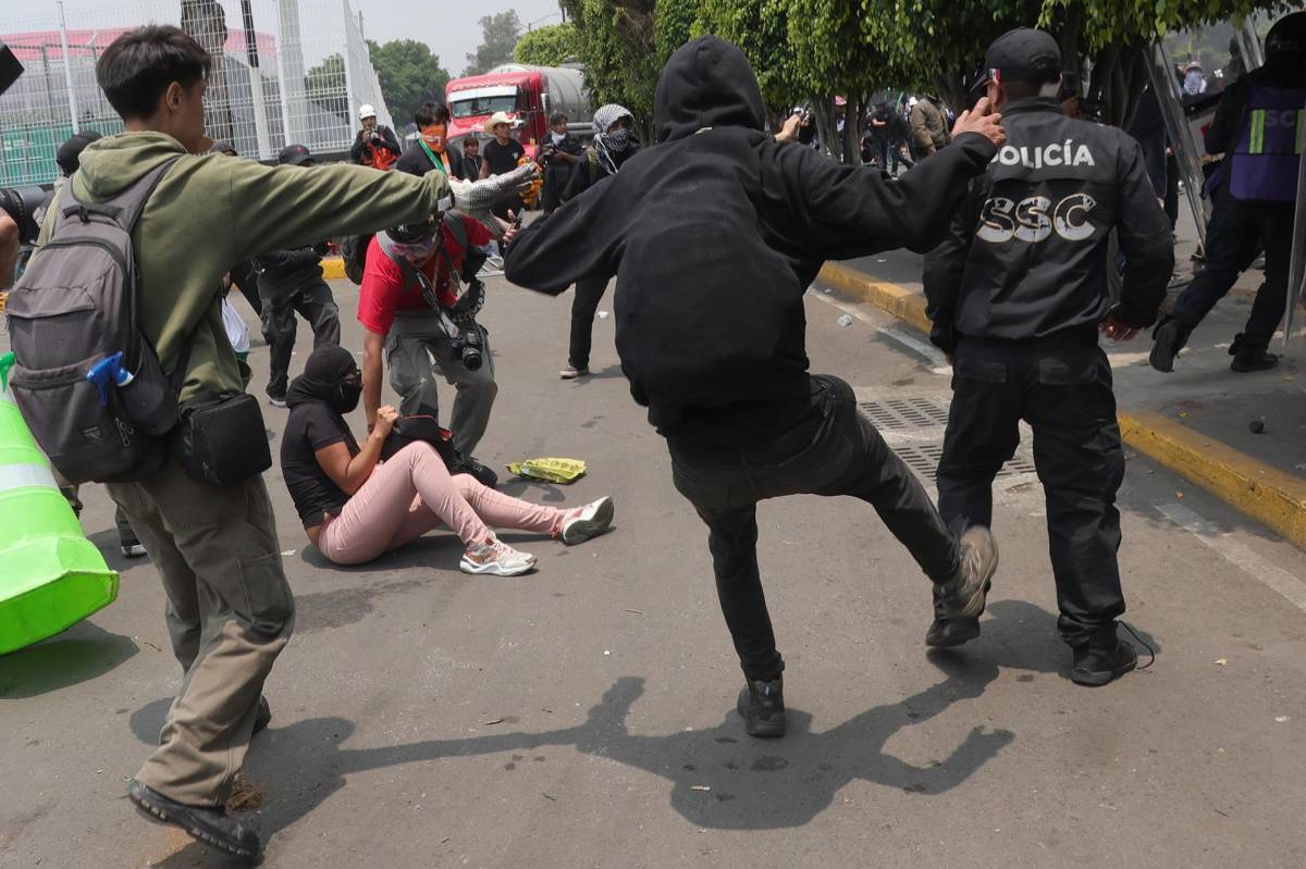 La jornada inaugural del Mundial en México deja 19 detenidos y 11 policías heridos