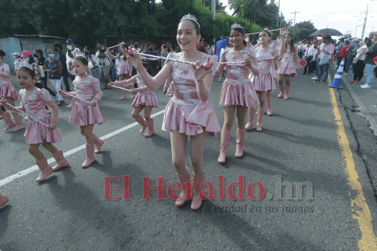 Desfiles 2022: Estudiantes de primaria derrochan civismo en la capital de Honduras