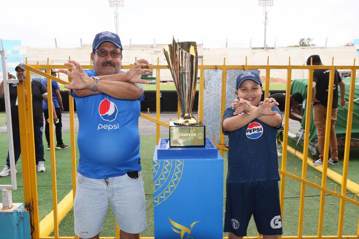 Motagua llena de alegría el estadio Nacional: Beso a la copa, novias de los Auzmendi y fichajes