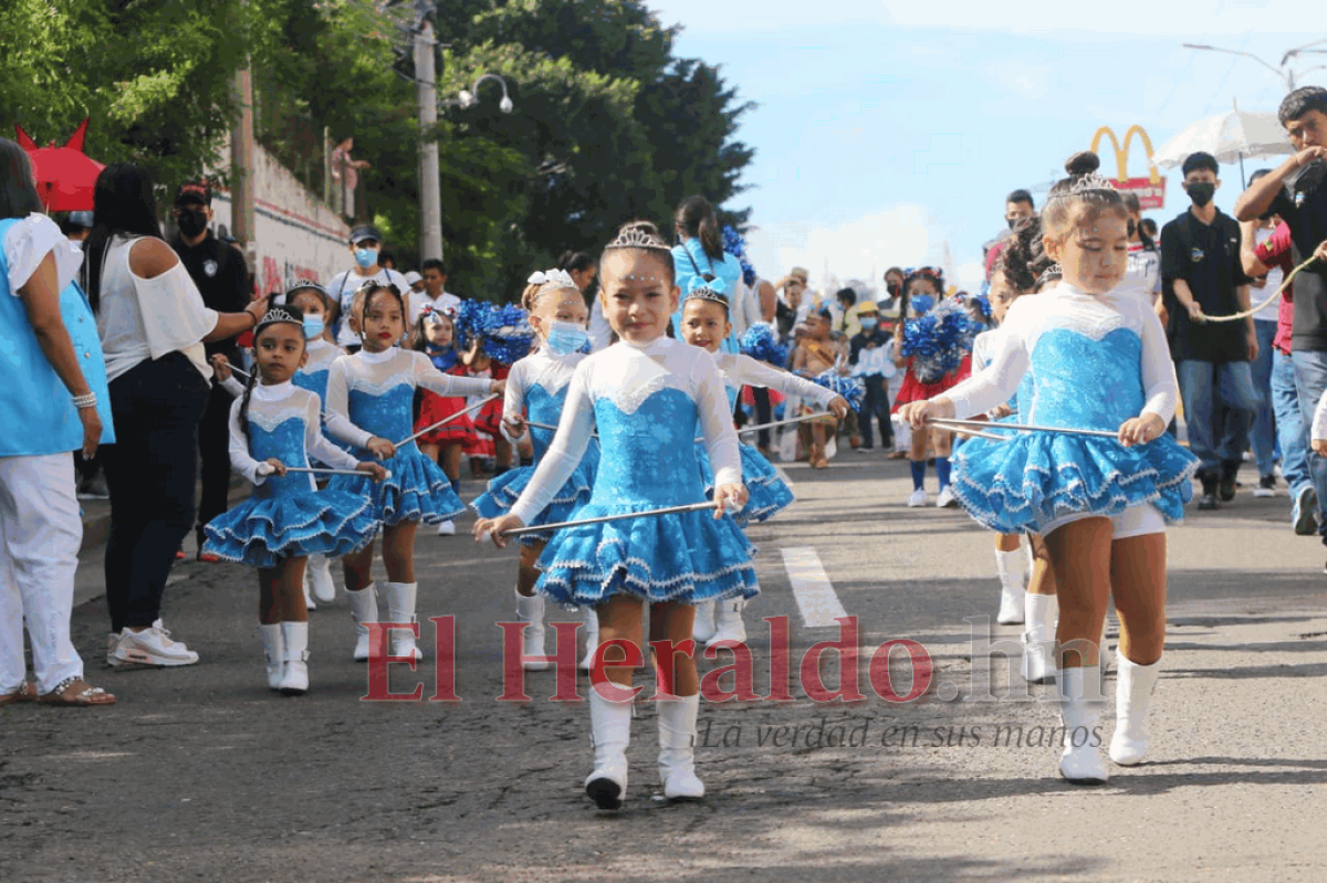 Desfiles 2022: Estudiantes de primaria derrochan civismo en la capital de Honduras