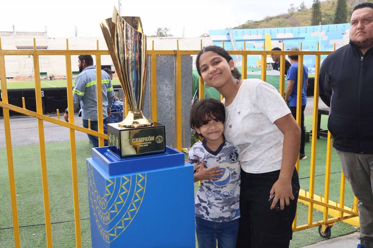Motagua llena de alegría el estadio Nacional: Beso a la copa, novias de los Auzmendi y fichajes