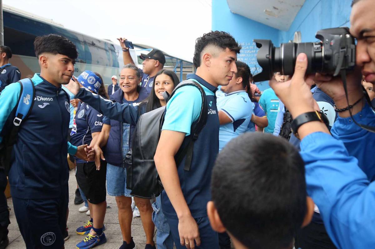 Motagua llena de alegría el estadio Nacional: Beso a la copa, novias de los Auzmendi y fichajes