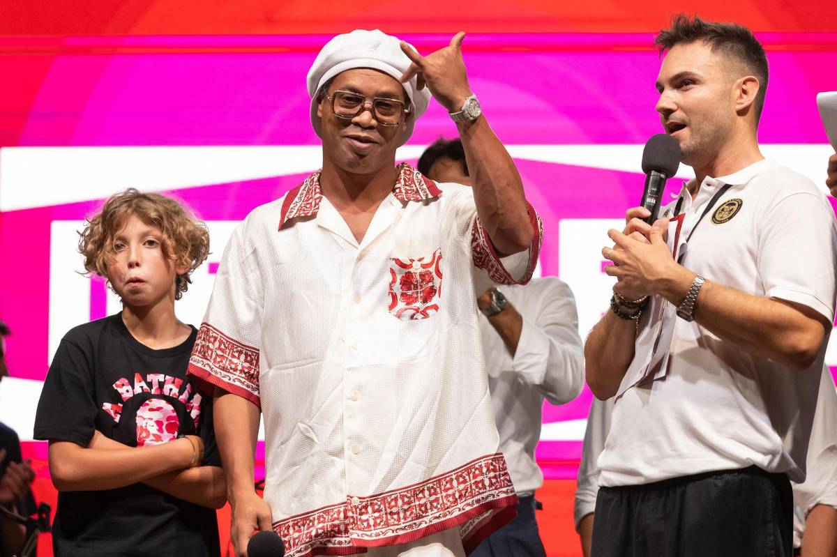 Ronaldinho regresa del retiro a sus 46 años, ya fue presentado y el salario que tendrá