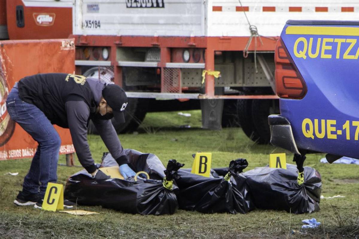 Un miembro del Ministerio Público cubre los cadáveres de las personas después de una estampida durante las celebraciones del 15 de septiembre en Guatemala.