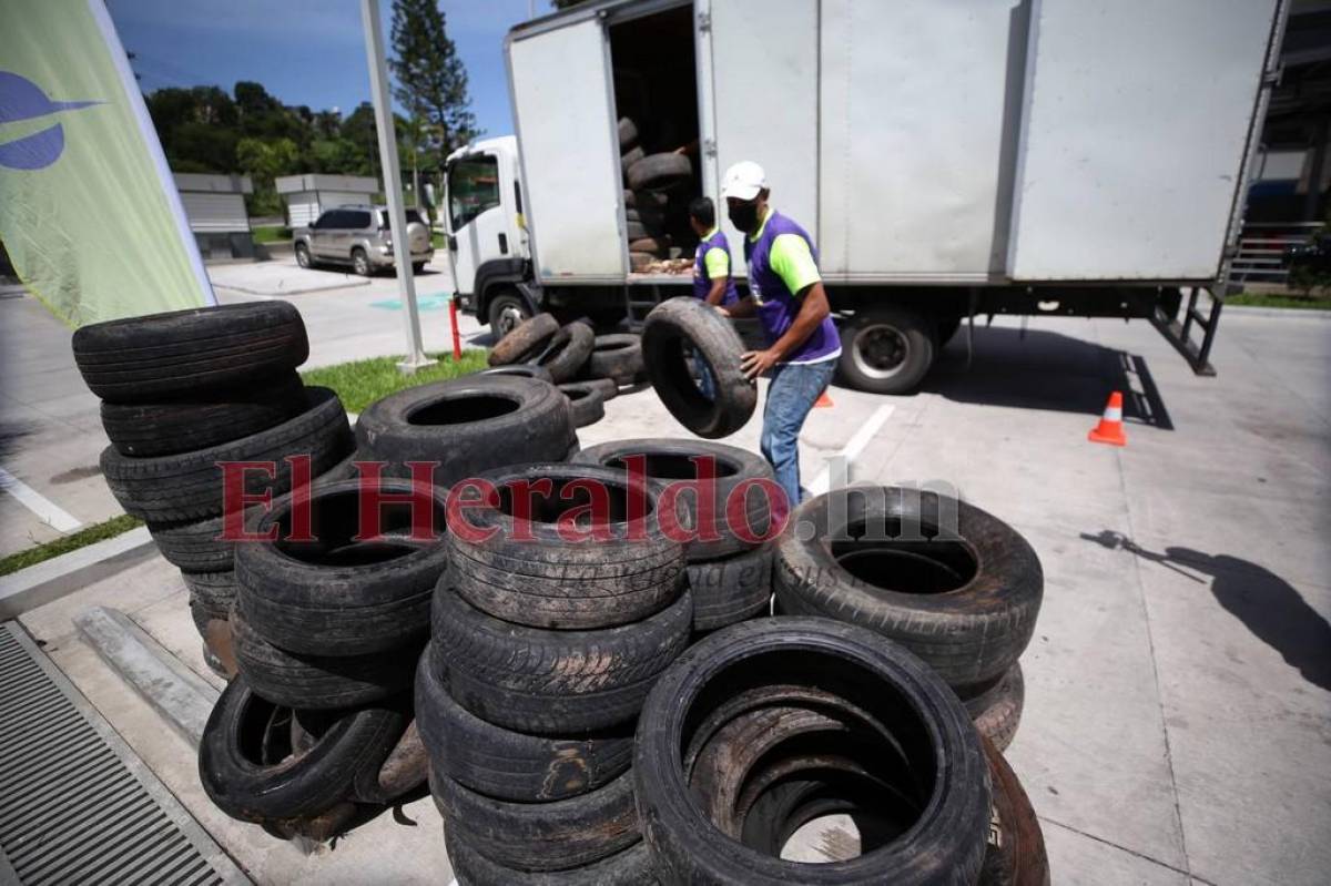 Miles de llantas están llegando para ser recicladas.