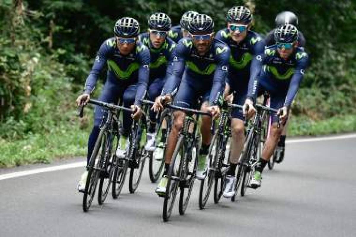 Colombia's Nairo Quintana (L) and Italy's Daniele Bennati (C-front) take part in a training session of the Spain's Movistar cycling team in Dusseldorf, Germany, on June 29, 2017, two days before the start of the 104th edition of the Tour de France cycling race. The 2017 Tour de France will start on July 1 in the streets of Dusseldorf and ends on July 23, 2017 down the Champs-Elysees in Paris. / AFP PHOTO / PHILIPPE LOPEZ
