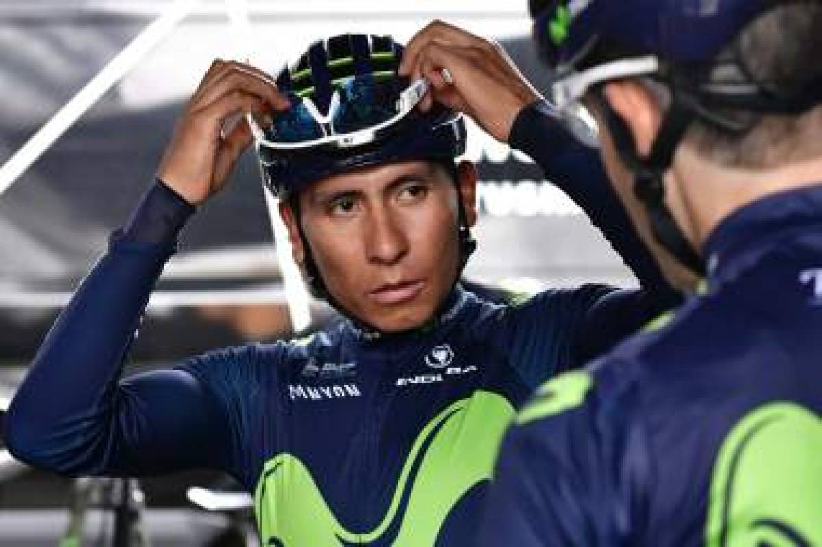 Colombia's Nairo Quintana (L) prepares prior to a training session of the Spain's Movistar cycling team in Dusseldorf, Germany, on June 29, 2017, two days before the start of the 104th edition of the Tour de France cycling race. The 2017 Tour de France will start on July 1 in the streets of Dusseldorf and ends on July 23, 2017 down the Champs-Elysees in Paris. / AFP PHOTO / PHILIPPE LOPEZ