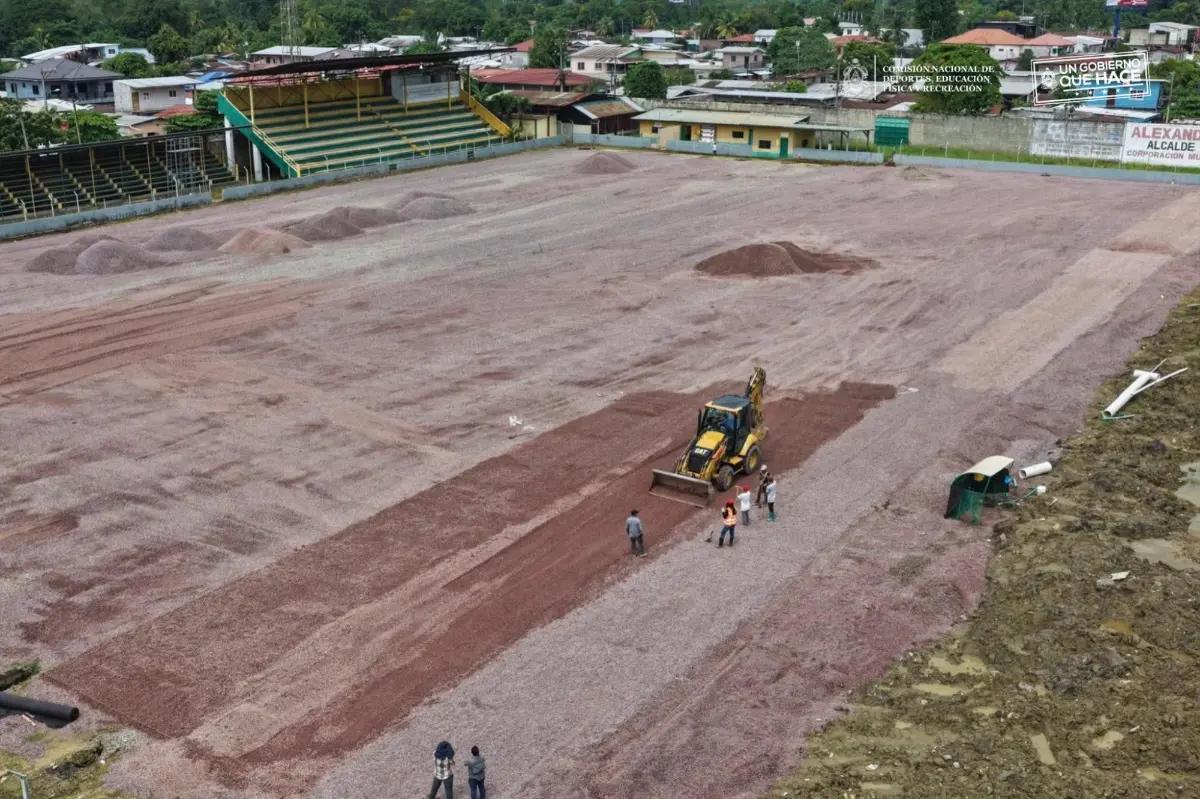 Dan fecha de entrega de nueva cancha del estadio Humberto Micheletti de El Progreso