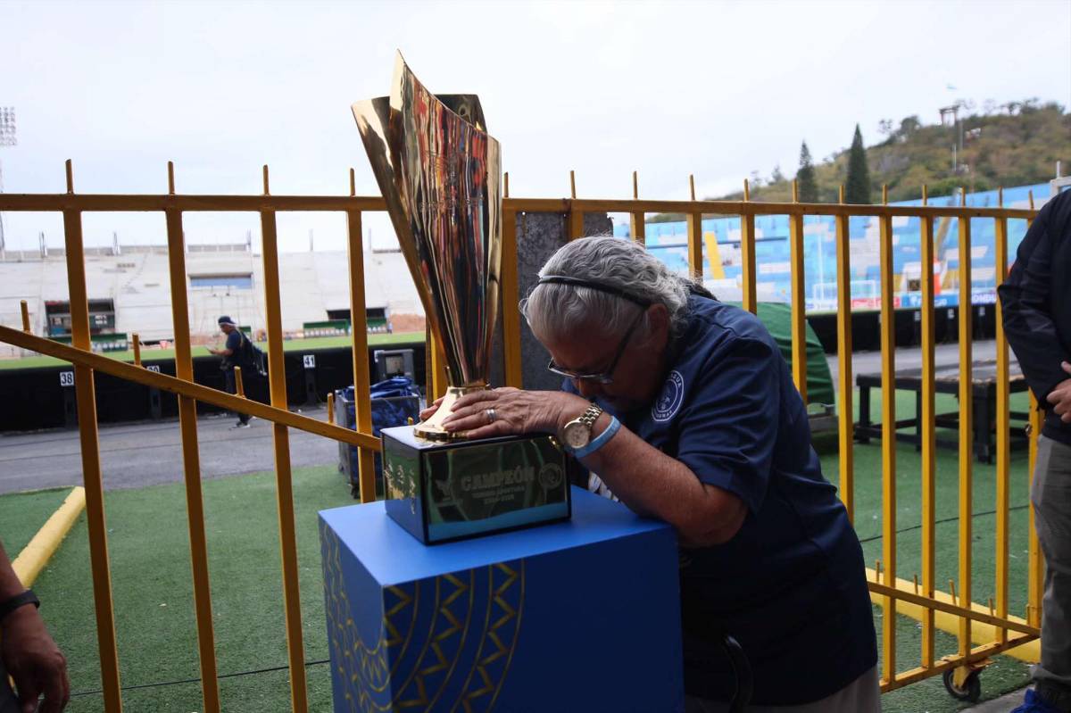 Motagua llena de alegría el estadio Nacional: Beso a la copa, novias de los Auzmendi y fichajes
