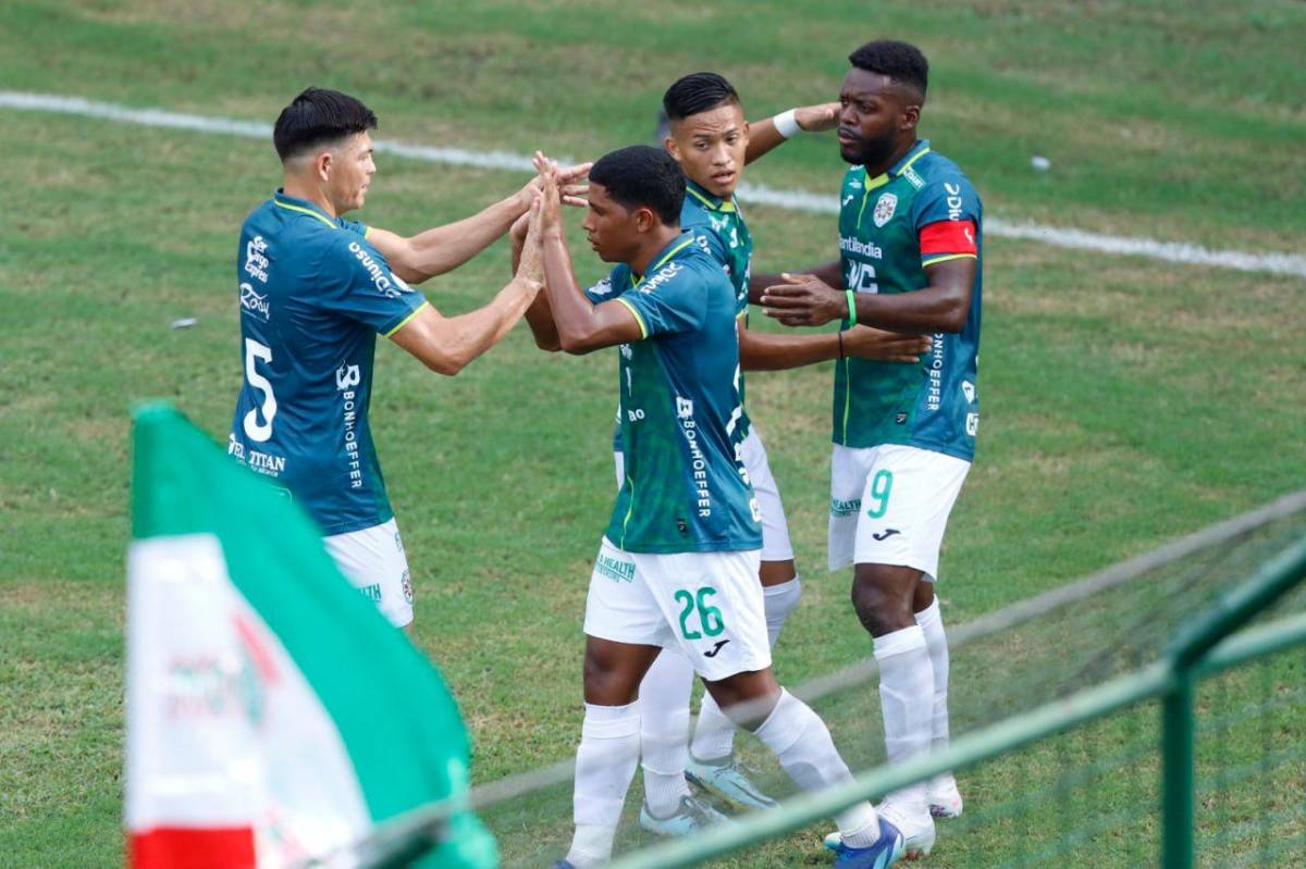 Jugadores del Marathón durante uno de sus recientes partidos.