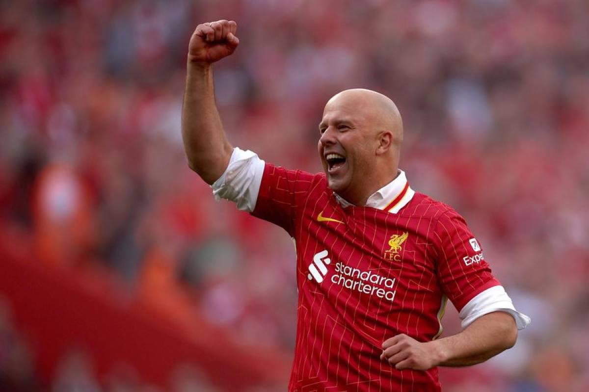 Festejo son copa: Así celebró Liverpool el coronarse campeón de Premier League