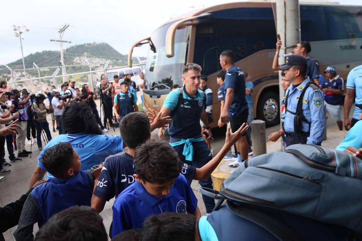 Motagua llena de alegría el estadio Nacional: Beso a la copa, novias de los Auzmendi y fichajes