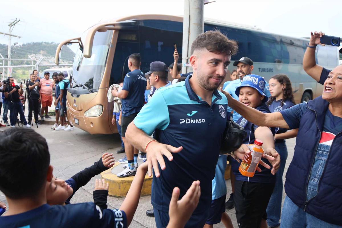 Motagua llena de alegría el estadio Nacional: Beso a la copa, novias de los Auzmendi y fichajes