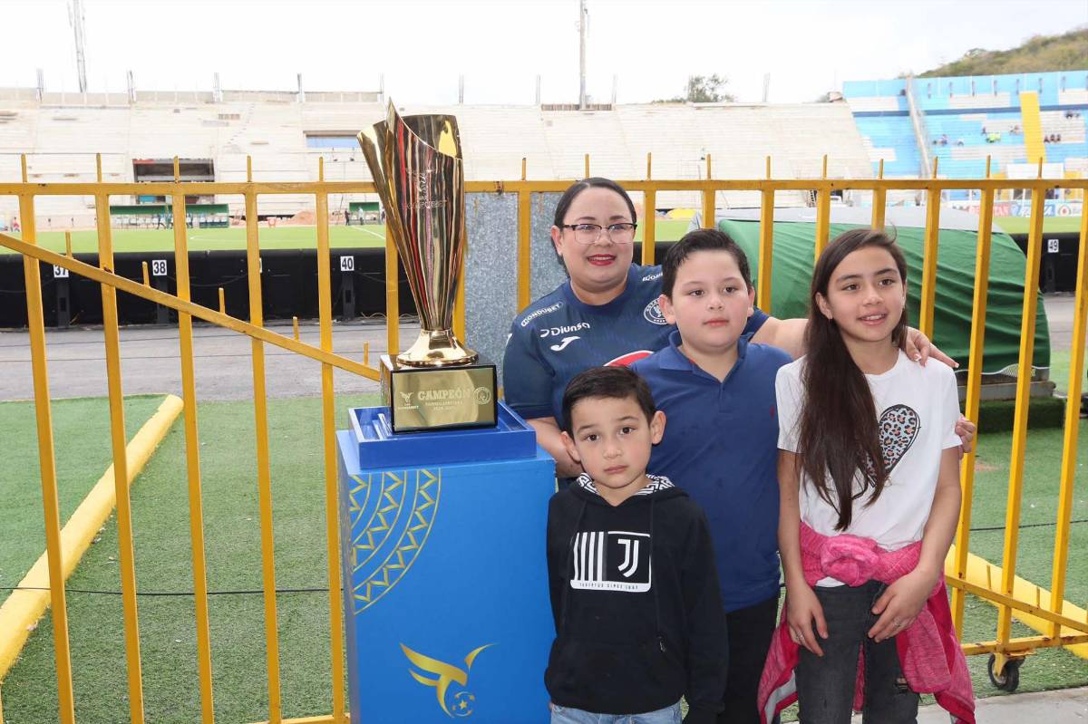 Motagua llena de alegría el estadio Nacional: Beso a la copa, novias de los Auzmendi y fichajes