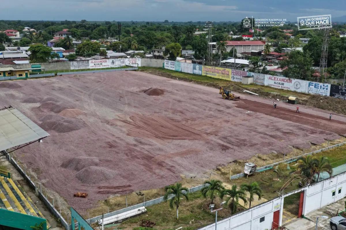 Dan fecha de entrega de nueva cancha del estadio Humberto Micheletti de El Progreso