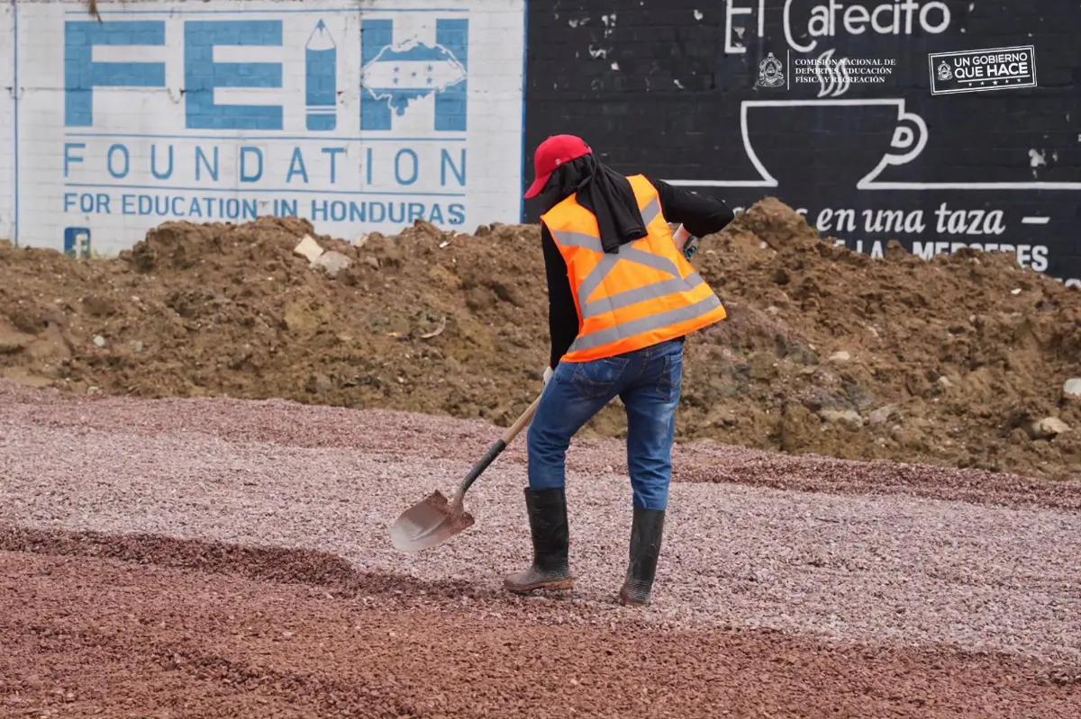 Dan fecha de entrega de nueva cancha del estadio Humberto Micheletti de El Progreso