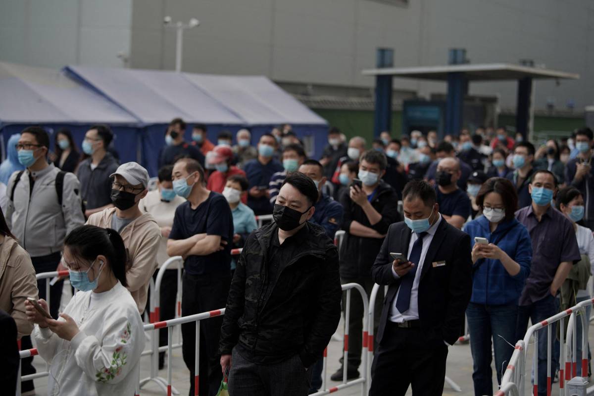Contagios de covid-19 en Pekín generan pruebas masivas y temores de confinamiento