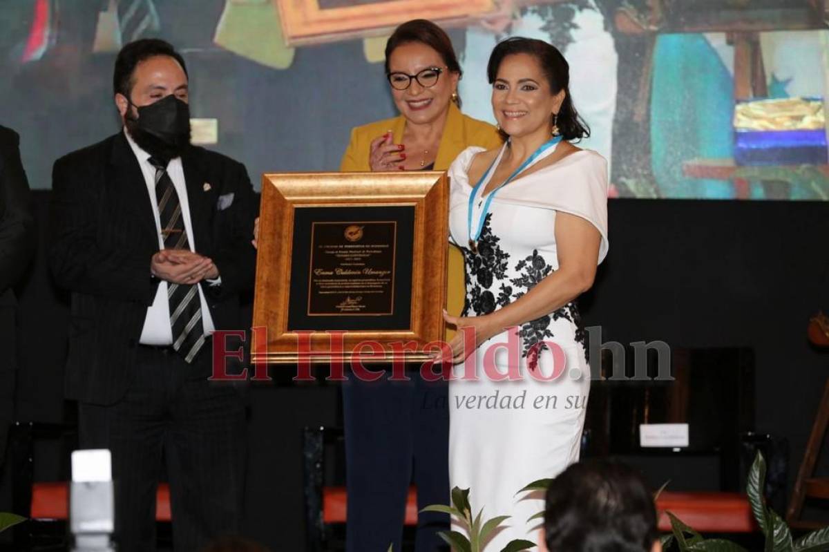 Enma Calderón recibe el premio Álvaro Contreras del Colegio de Periodistas de Honduras