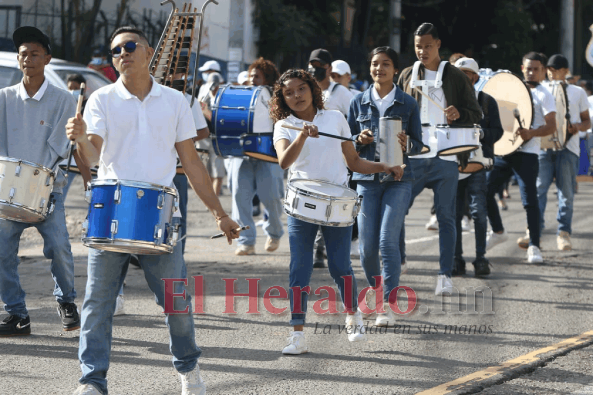 Desfiles 2022: Estudiantes de primaria derrochan civismo en la capital de Honduras