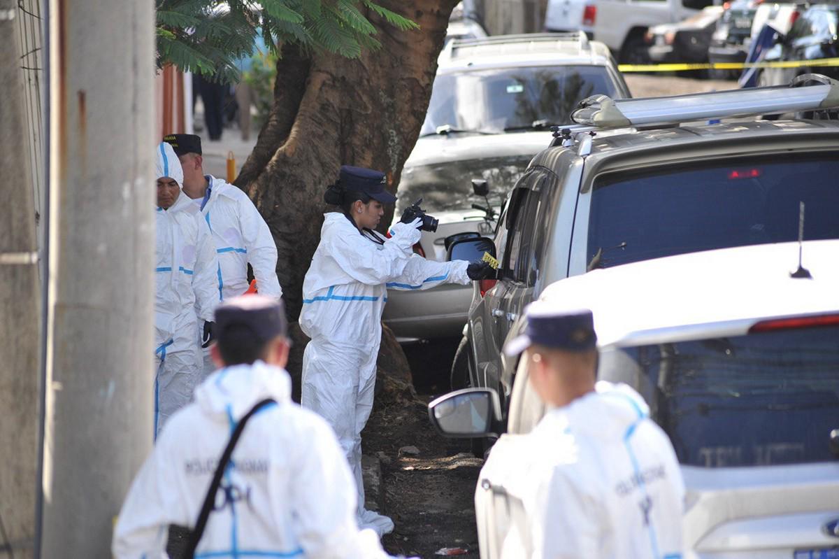 Peritos levantan huellas y pistas para determinar los motivos de la muerte del conductor.