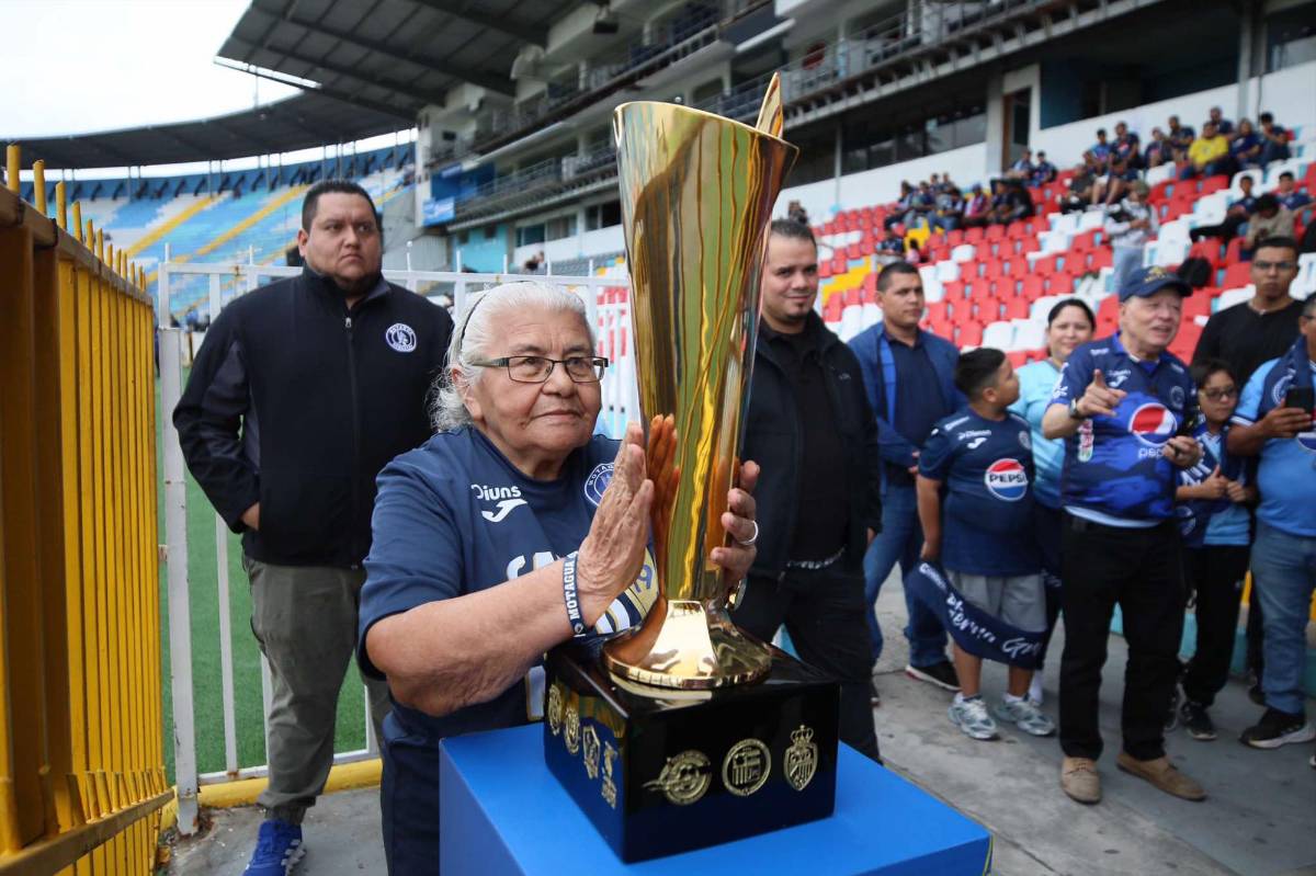Motagua llena de alegría el estadio Nacional: Beso a la copa, novias de los Auzmendi y fichajes