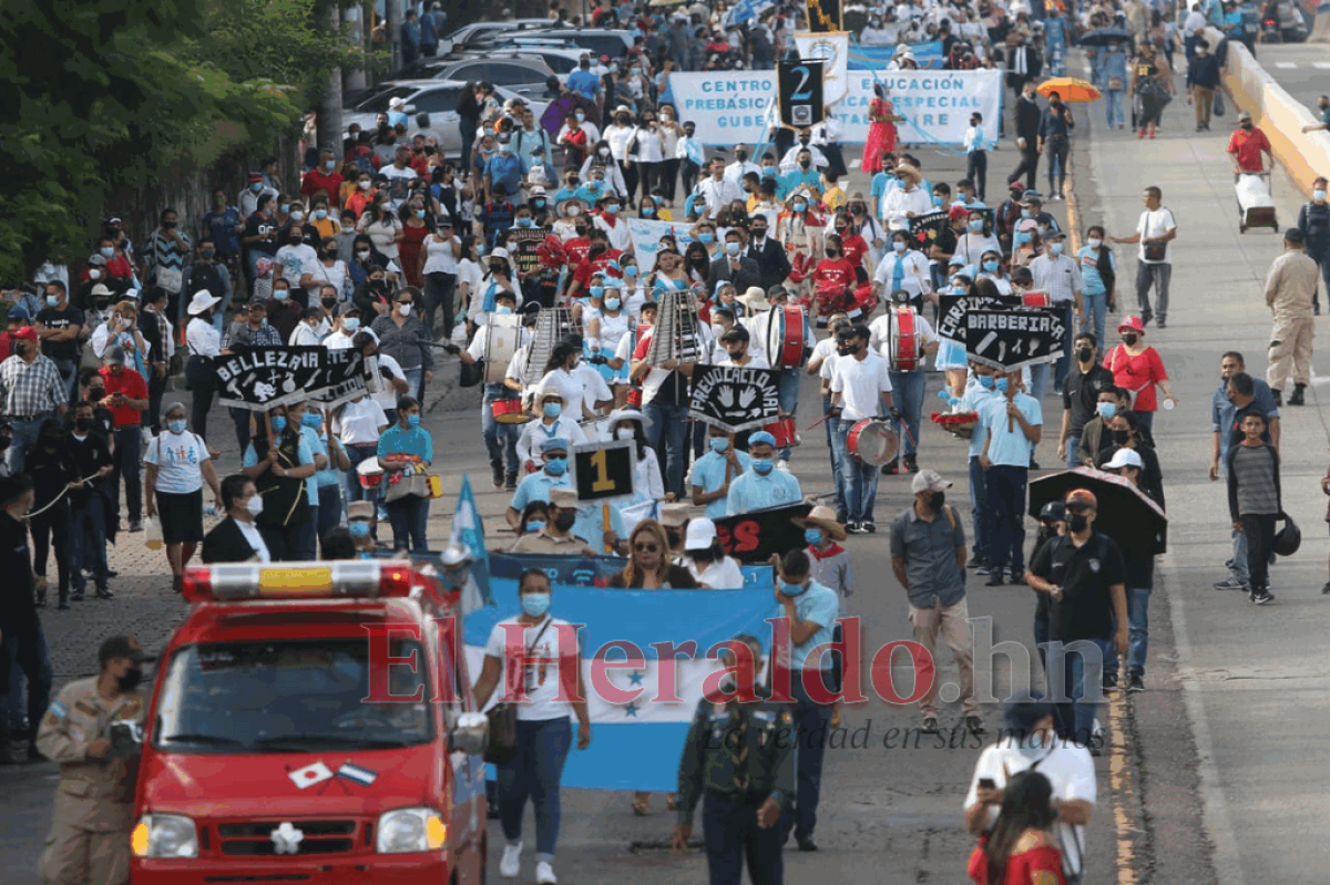 Desfiles 2022: Estudiantes de primaria derrochan civismo en la capital de Honduras