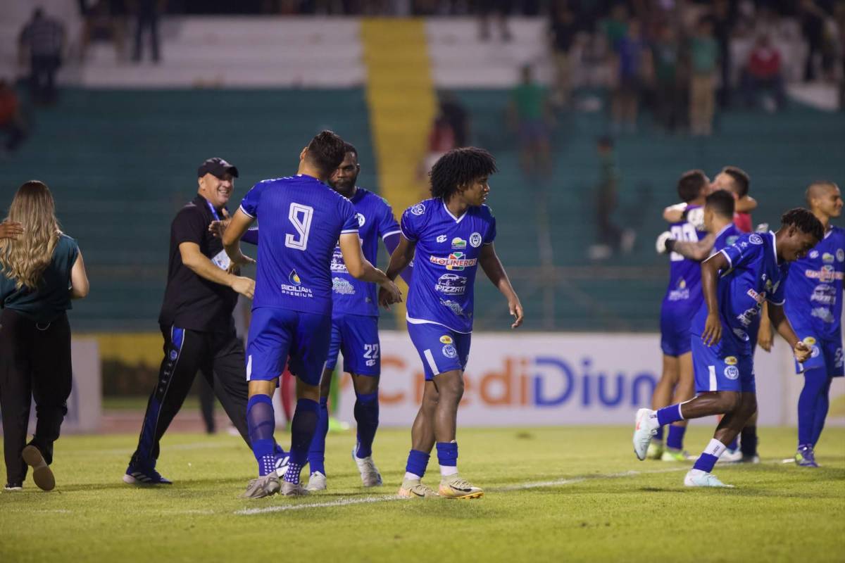 Jugadores del Marathón reciben fuerte ataque tras ser eliminados: Así quedaron sus vehículos