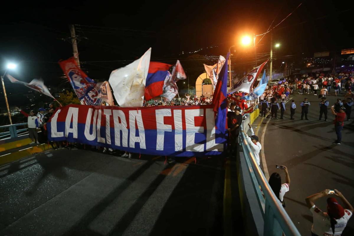 Olimpia vs Alajuelense: Eufórica llegada de la Ultra Fiel al estadio Nacional