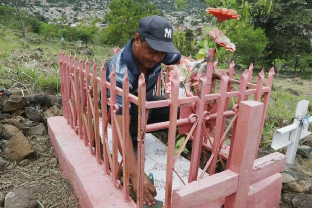 Colmados de flores lucirán cementerios para honrar a los fieles difuntos