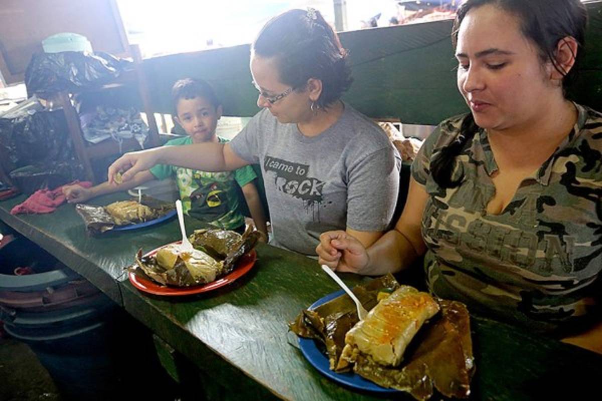 Un recorrido por la Feria del Agricultor y el Artesano