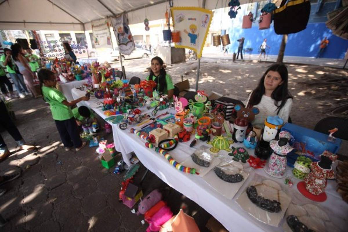 Megaexpoferia del reciclaje cautiva a decenas de clientes en la capital de Honduras
