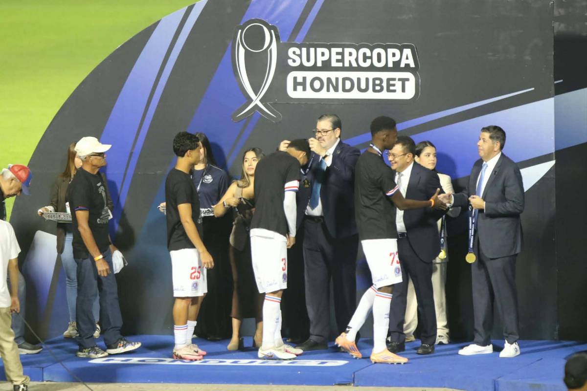 Premio al Olimpia por haber ganado al Supercopa de Honduras a Motagua
