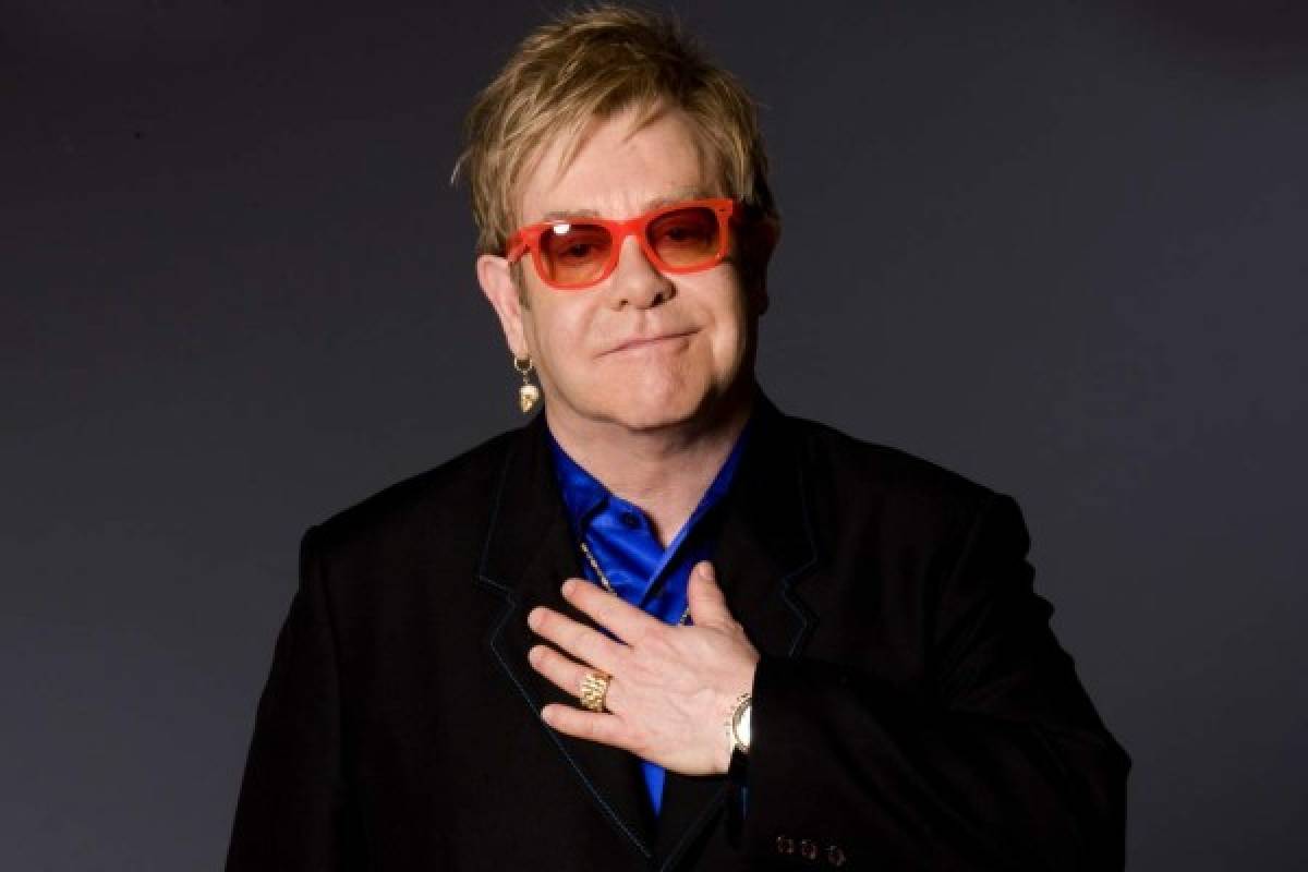 Elton John define al Papa Francisco como su 'héroe”