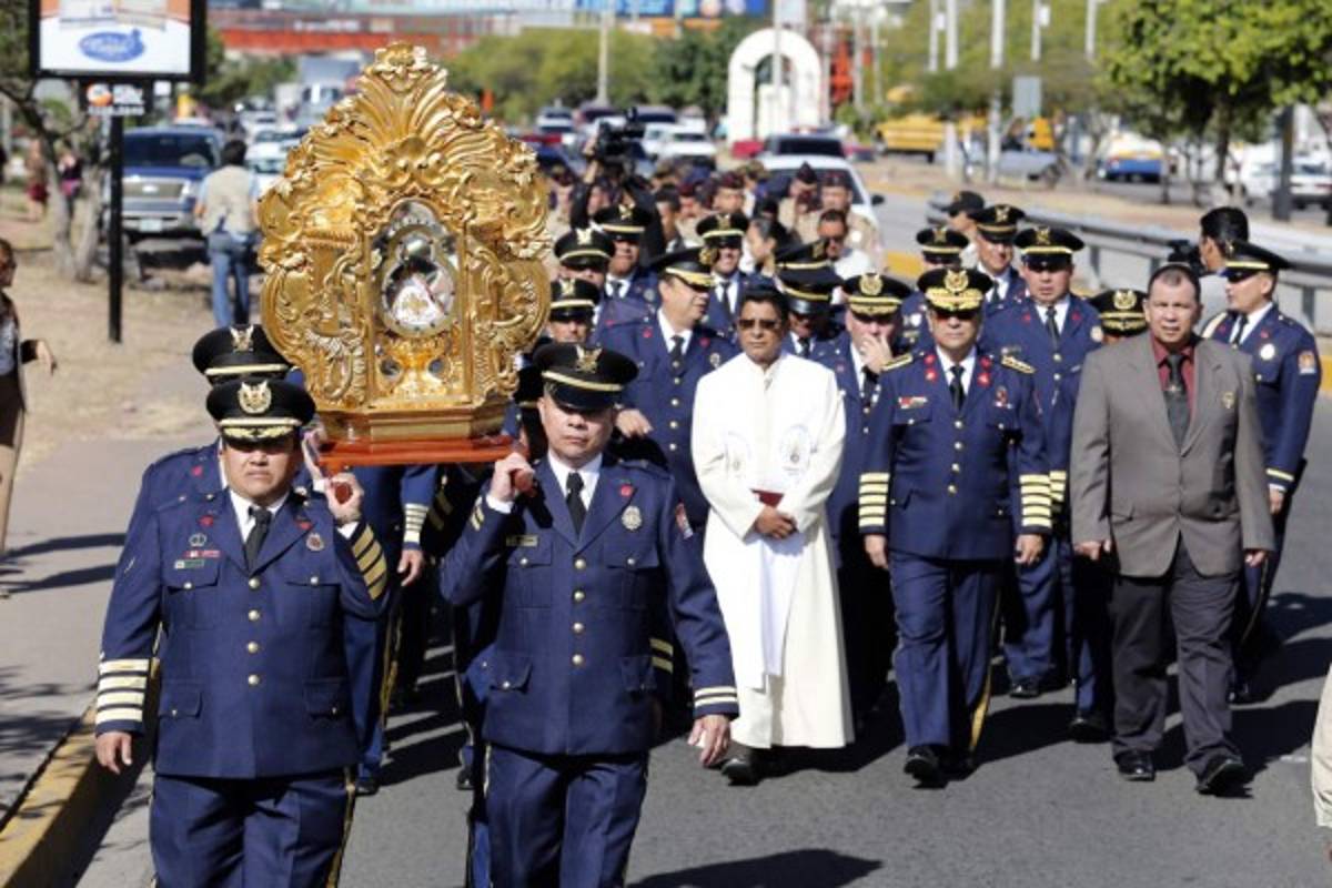 Bomberos confían su vida al amparo maternal de Suyapa