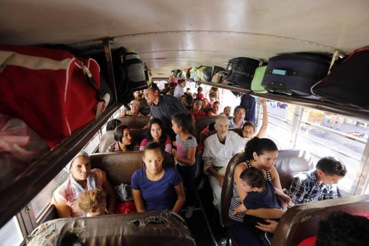 Viajeros abarrotan las terminales en un anticipado éxodo navideño