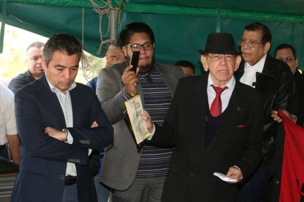 Sentida despedida de familia y amigos al poeta José Adán Castelar