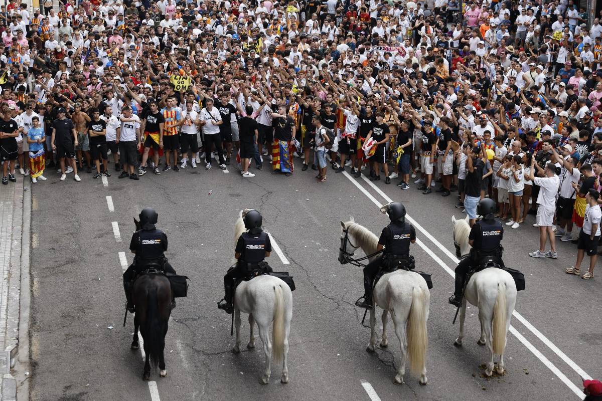 Duro revés de aficionados al Valencia tras goleada por Barcelona; salieron escoltados
