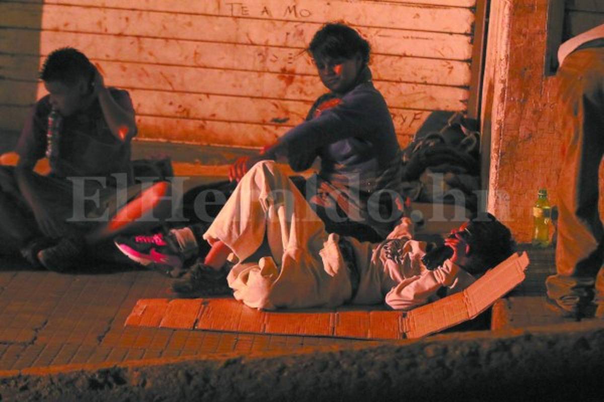 Aquí es donde duerme cada noche Guelo, el niño seguidor de Olimpia y Michaell Chirinos. (Foto: Fredy Rodríguez / Grupo Opsa)