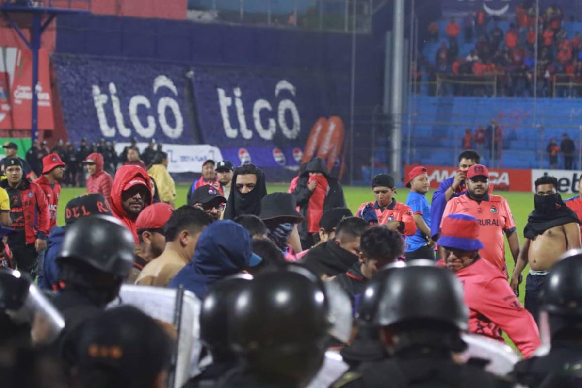 Dos hondureños involucrados: Final de Guatemala termina en pleito entre aficionados