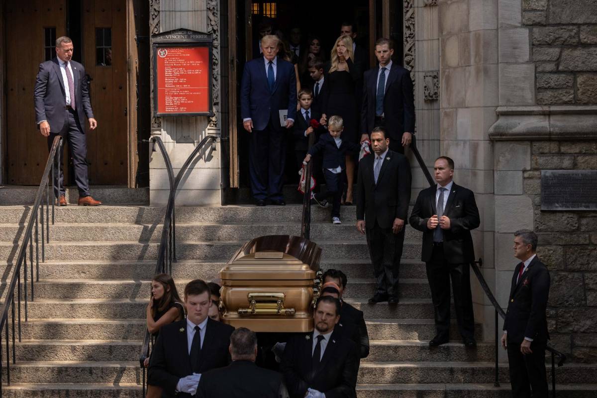 Momento en que el féretro de Ivana salía de la iglesia donde se realizó una misa de cuerpo presente. Sus hijos salieron tras ella.