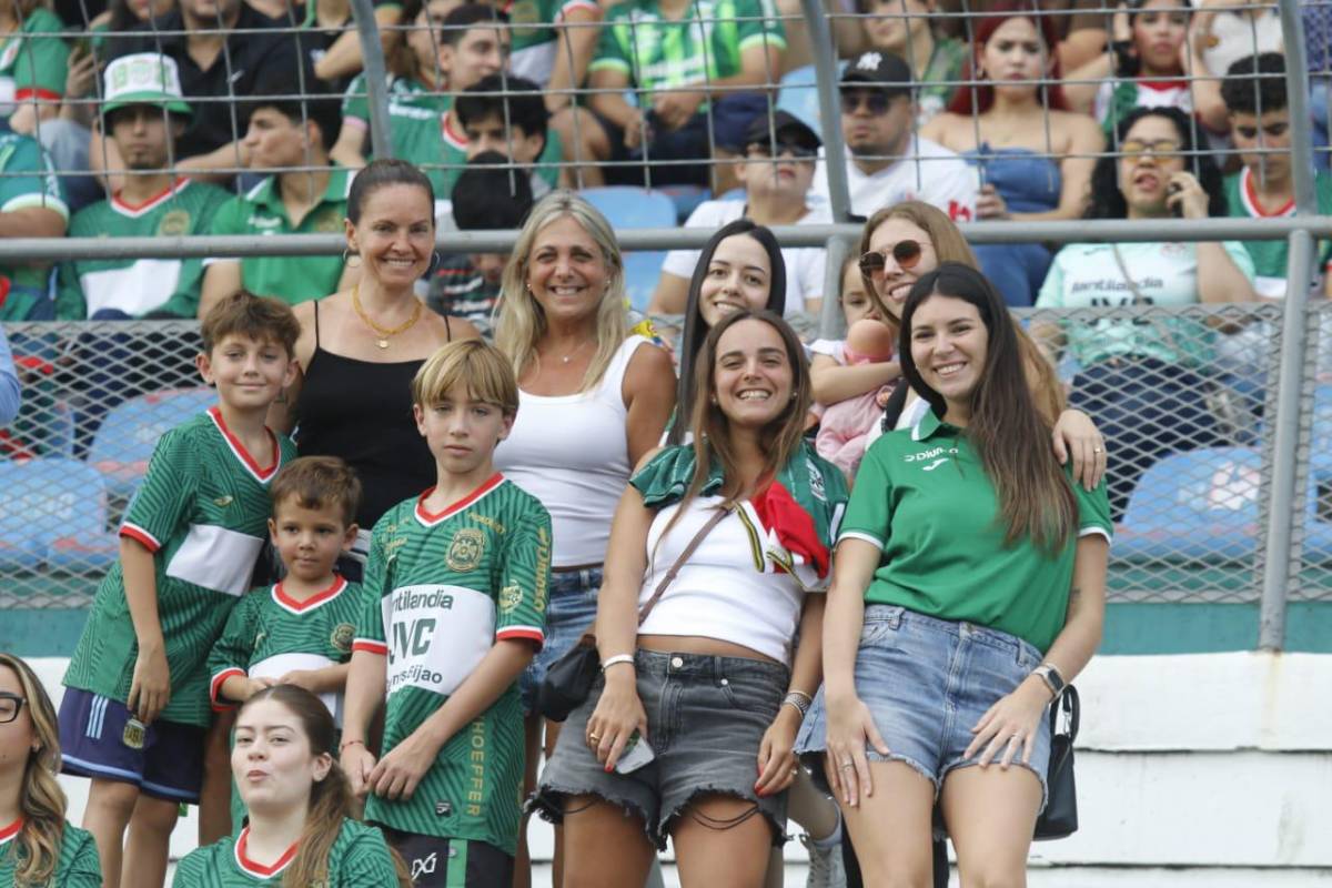 Gringas y periodista se roban el show: Las bellas chicas en la final Marathón vs Olimpia