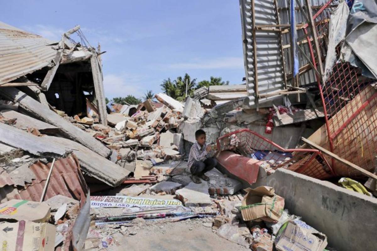 Indonesia busca sobrevivientes tras un potente terremoto: 97 muertos  
