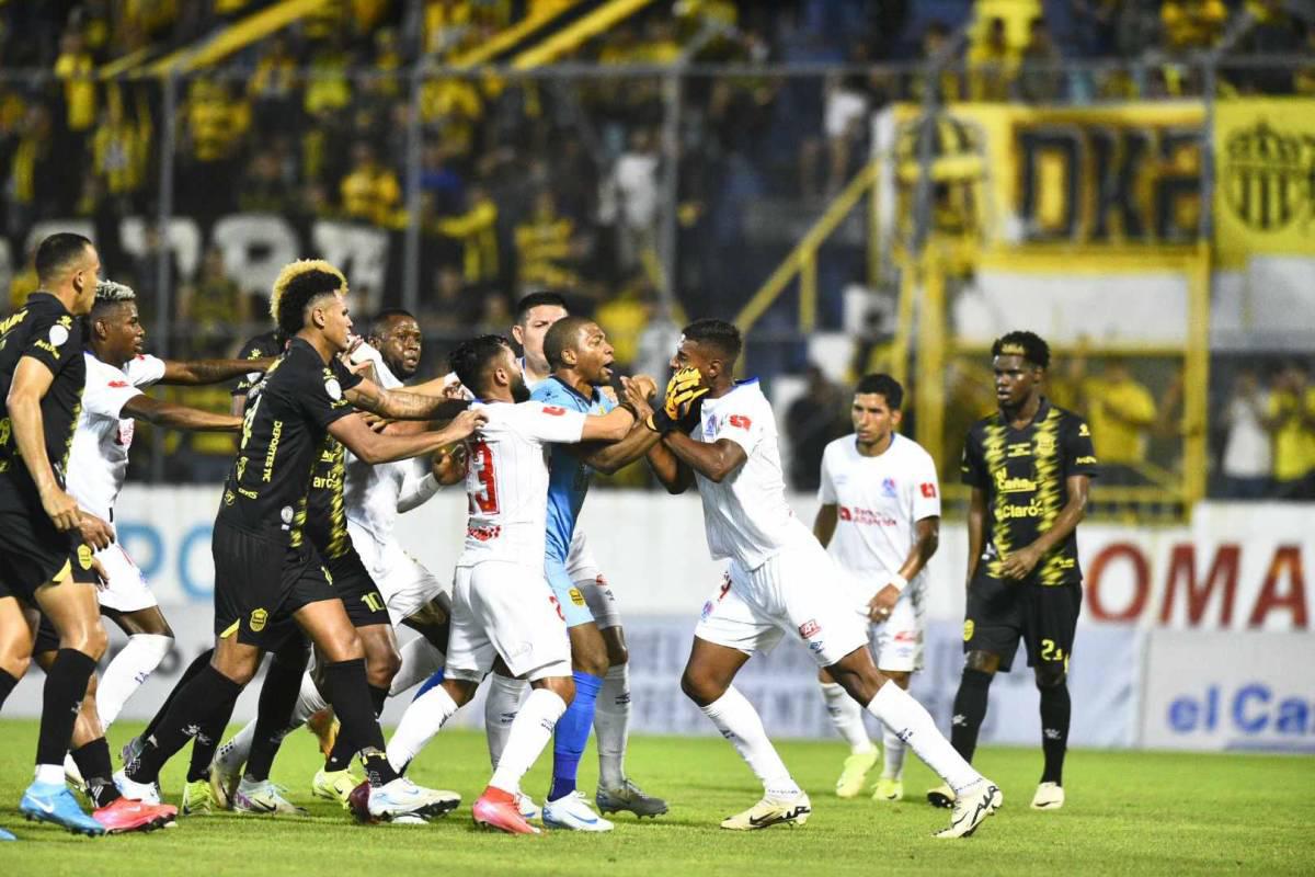 ¡Marcos Montiel inció todo! El agarrón entre jugadores de Real España y Olimpia en el clásico