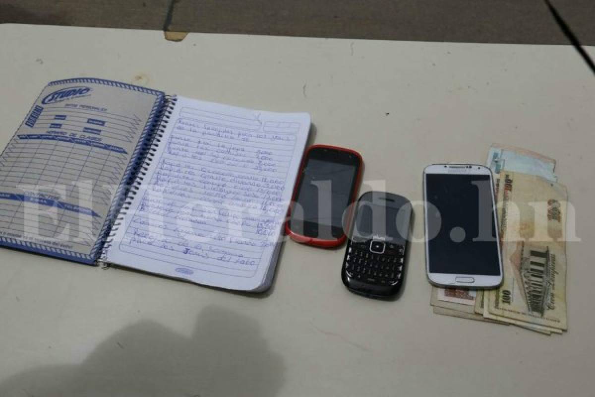 Esta libreta, celulares y dinero fue lo que se les decomisó a los detenidos. (Foto: Estalin Irías)